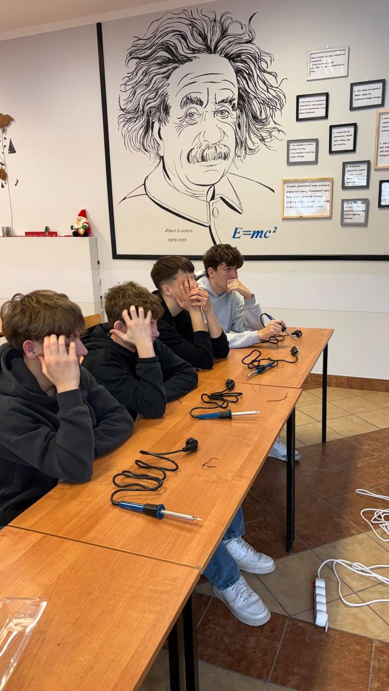 mt_gallery: Kosmos na wyciągnięcie ręki w 4 LO!